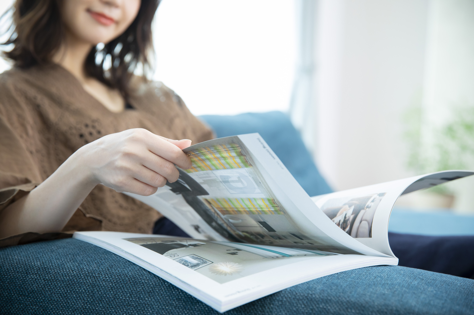 カタログ　読む　女性